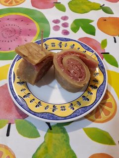 Una foto de Mini bracitos de gitano rellenos de jamón serrano. "Aperitivo"