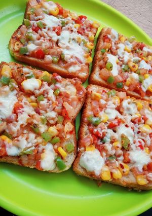 A picture of Pizza bread slice.