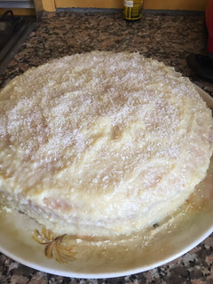 Una foto de Torta de coco con leche condensada!! fácil y rico🥛❤️