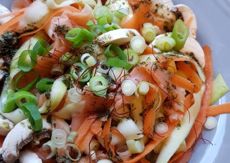 Rohkost-Salat mit Lachsstreifen