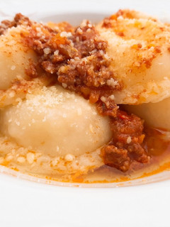 Una foto de Sorrentinos caseros rellenos con jamón, ricota y queso
