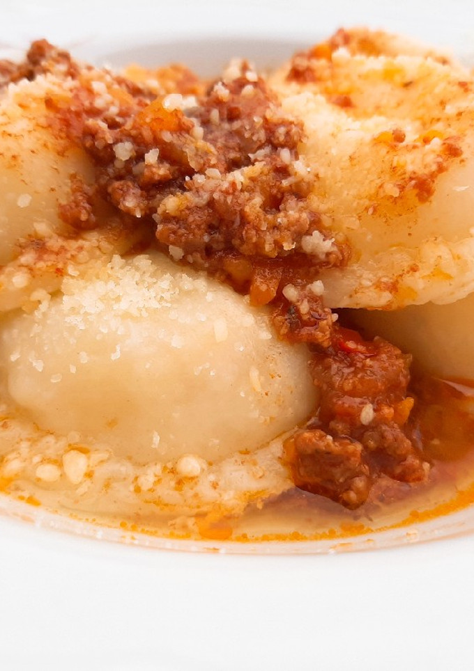 Una foto de Sorrentinos caseros rellenos con jamón, ricota y queso