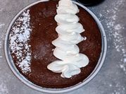 Une photo de gâteau crème chantilly