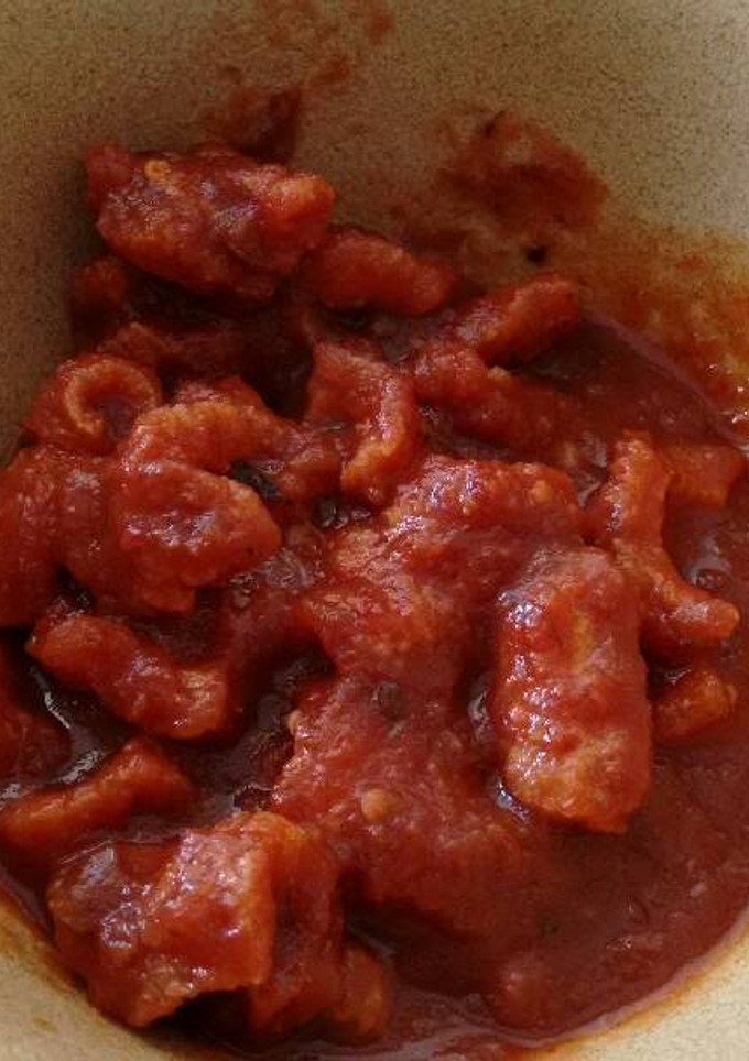 Una foto de Chicharrón en salsa de chile Morita.ॐ 🇲🇽
