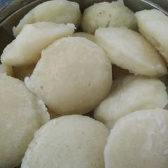 A picture of Rava idli.