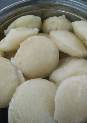 A picture of Rava idli.