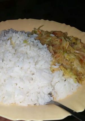 A picture of Rice Served with Cabbages.