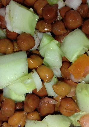 A picture of Chickpeas Salad.