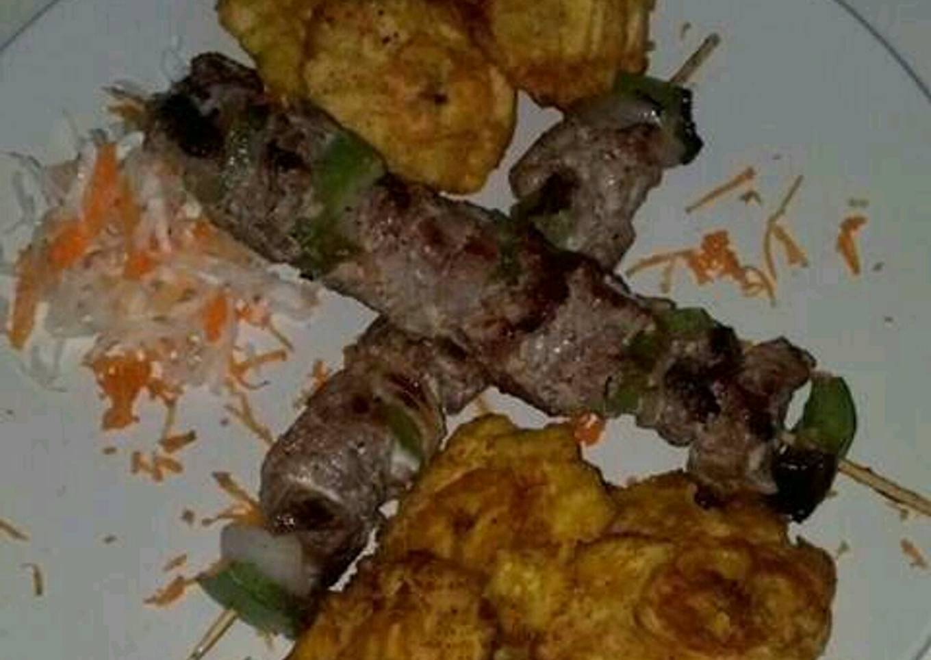 Brocheta de pollo con tostones