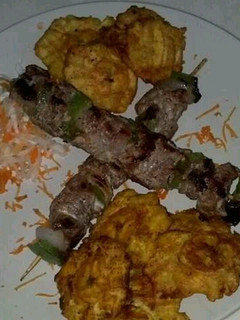 Una foto de Brocheta de pollo con tostones
