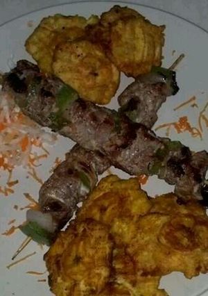 Una foto de Brocheta de pollo con tostones