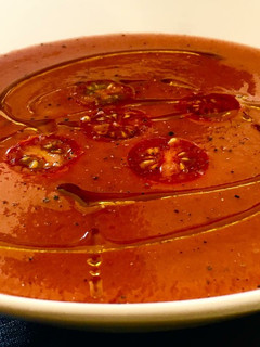 Una foto de Sopa fría de tomate y cerezas