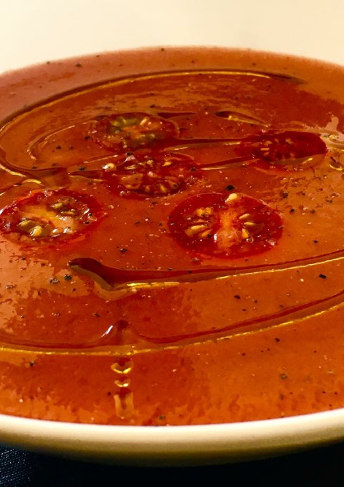 Una foto de Sopa fría de tomate y cerezas
