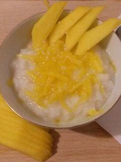 O poză a rețetei Kao niew ma muang-Orez cu lapte de cocos si mango in stil Thailandez.