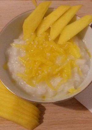 O poză a rețetei Kao niew ma muang-Orez cu lapte de cocos si mango in stil Thailandez.