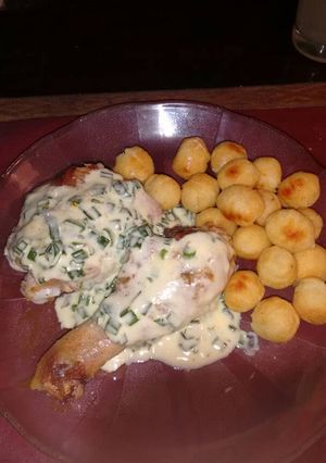 Una foto de Pollo con papas noisette al verdeo