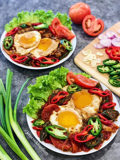 A picture of Telur Ceplok Masak Kecap (Sunny Side Up Eggs with Sweet Soy Sauce).