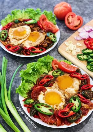 A picture of Telur Ceplok Masak Kecap (Sunny Side Up Eggs with Sweet Soy Sauce).