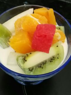 Una foto de Cóctel de yogur natural con fruta