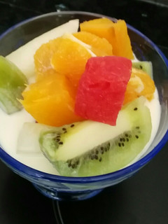 Una foto de Cóctel de yogur natural con fruta