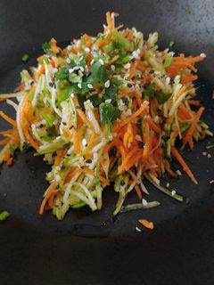 Une photo de Salade de courgettes râpées et de carottes râpées