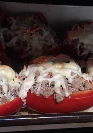 Kaliforniai paprika darált hússal töltve,reszelt sajttal megszórva recept fotója