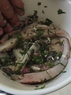 Una foto de Ceviche geras de quelite, epazote, cilantro y sangrita