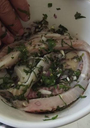 Una foto de Ceviche geras de quelite, epazote, cilantro y sangrita