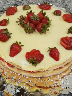 Una foto de Bizcochuelo con crema pastelera y frutillas