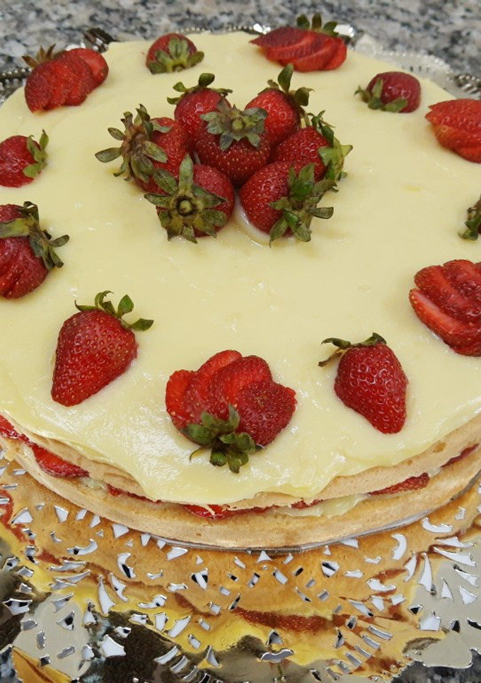 Una foto de Bizcochuelo con crema pastelera y frutillas