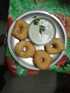 சாஃப்ட் உளுந்த வடை(ulunthu vadai recipe in tamil) செய்முறை முக்கிய புகைப்படம்
