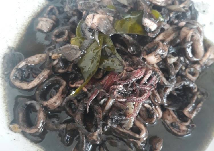 Proses Menyiapkan Cumi bumbu hitam Lezat