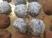 Una foto de trufas de chocolate con leche condensada