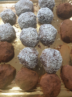 Una foto de Trufas de chocolate y leche condensada 🍯con choco-coco