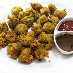 A picture of Vegetable khichdi-mathi pakoda.