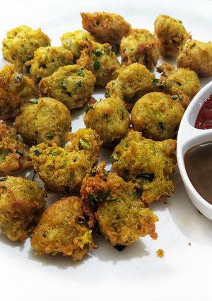 A picture of Vegetable khichdi-mathi pakoda.