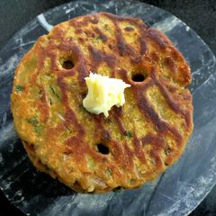 A picture of Thalipeeth.