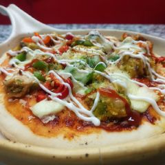 A picture of Mango chicken pizza.