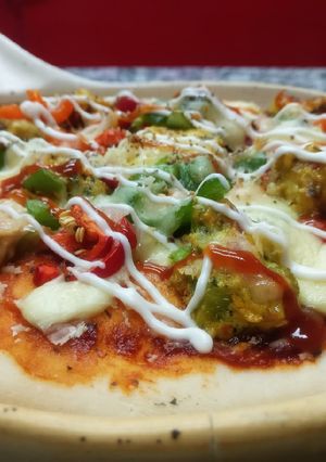 A picture of Mango chicken pizza.