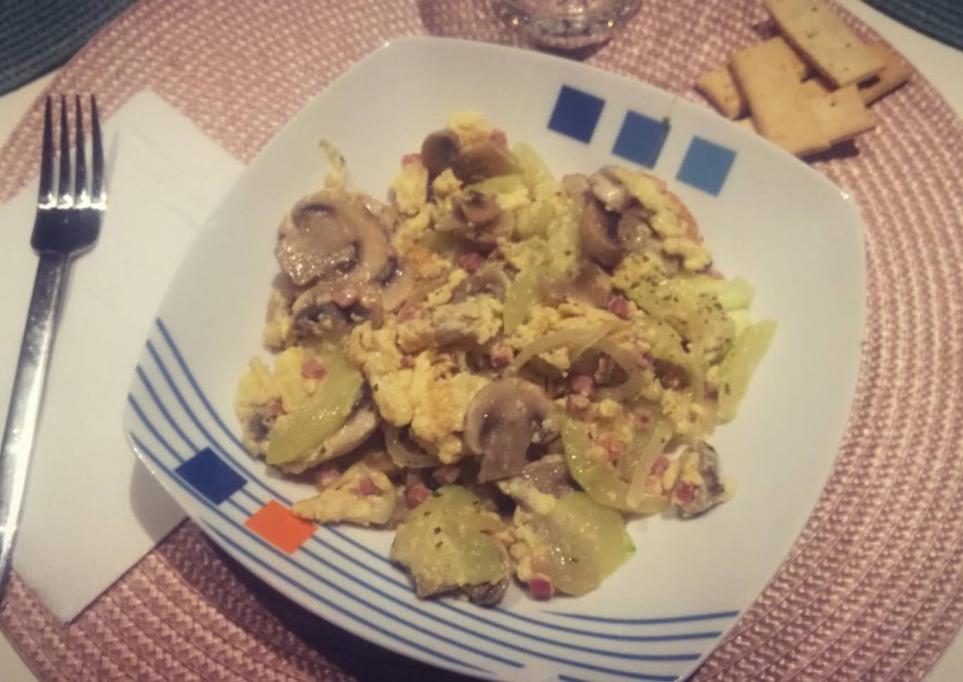 Revuelto de champiñones con calabacín
