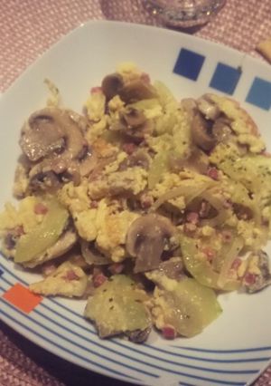 Foto principal de Revuelto de champiñones con calabacín