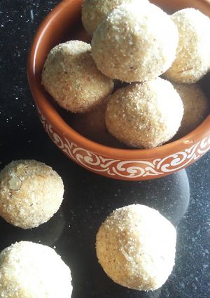 A picture of Poha Makhana Ladoo.