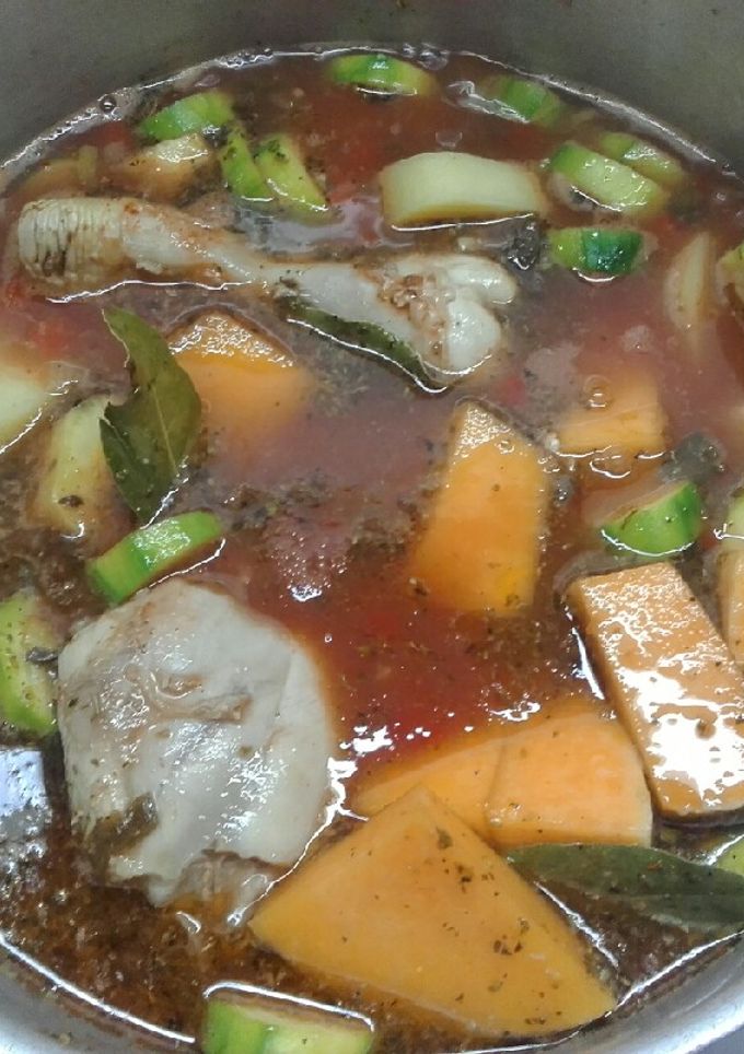 Una foto de Patas y muslos con verduras