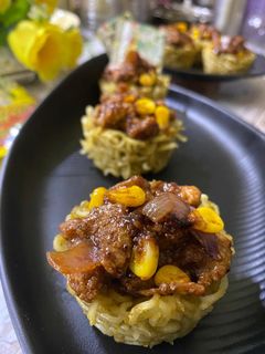 ম্যাগি মাফিন টপিং উইথ চীজি পনির (maggi muffin topping with cheesy paneer recipe in Bengali) রেসিপির প্রধান ছবি