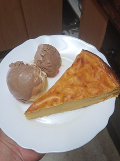 Una foto de Tarta de manzana asada y flan con helado