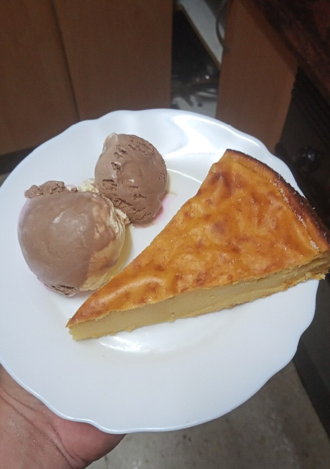 Una foto de Tarta de manzana asada y flan con helado