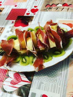 Una foto de Piña con jamón y kiwi