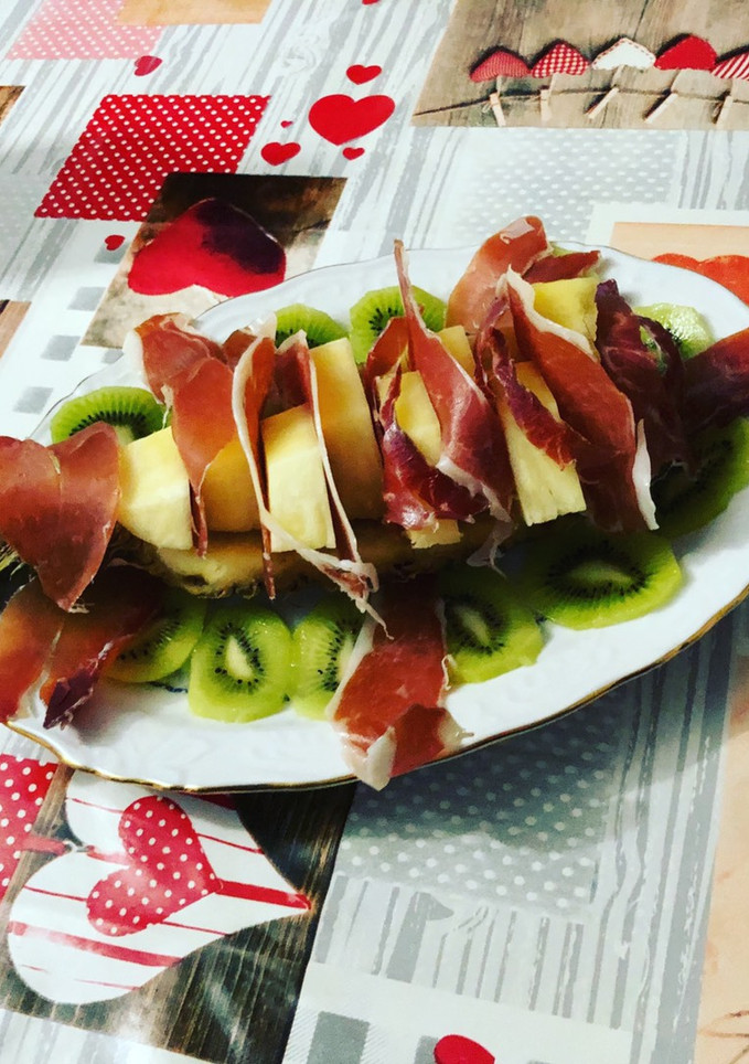 Una foto de Piña con jamón y kiwi
