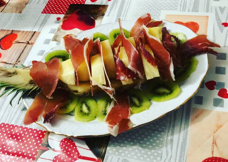 Piña con jamón y kiwi