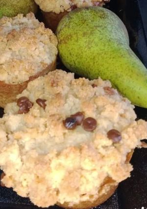 Une photo de Muffins poire / pépites de chocolat/ crumbles
